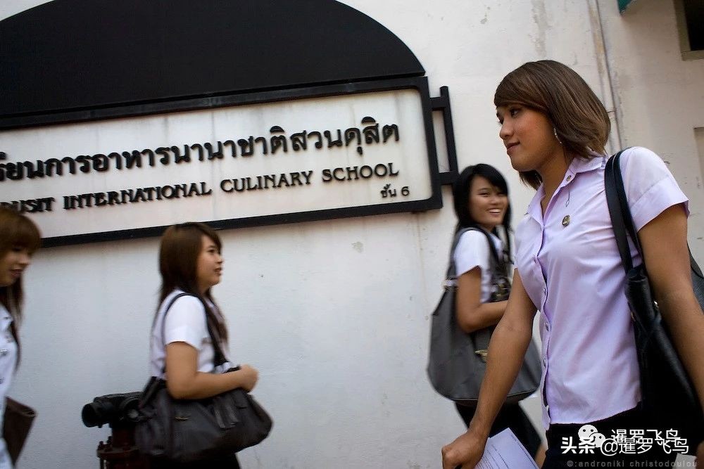 泰国曼谷的大学生能够根据性别认同自由选择男女校服