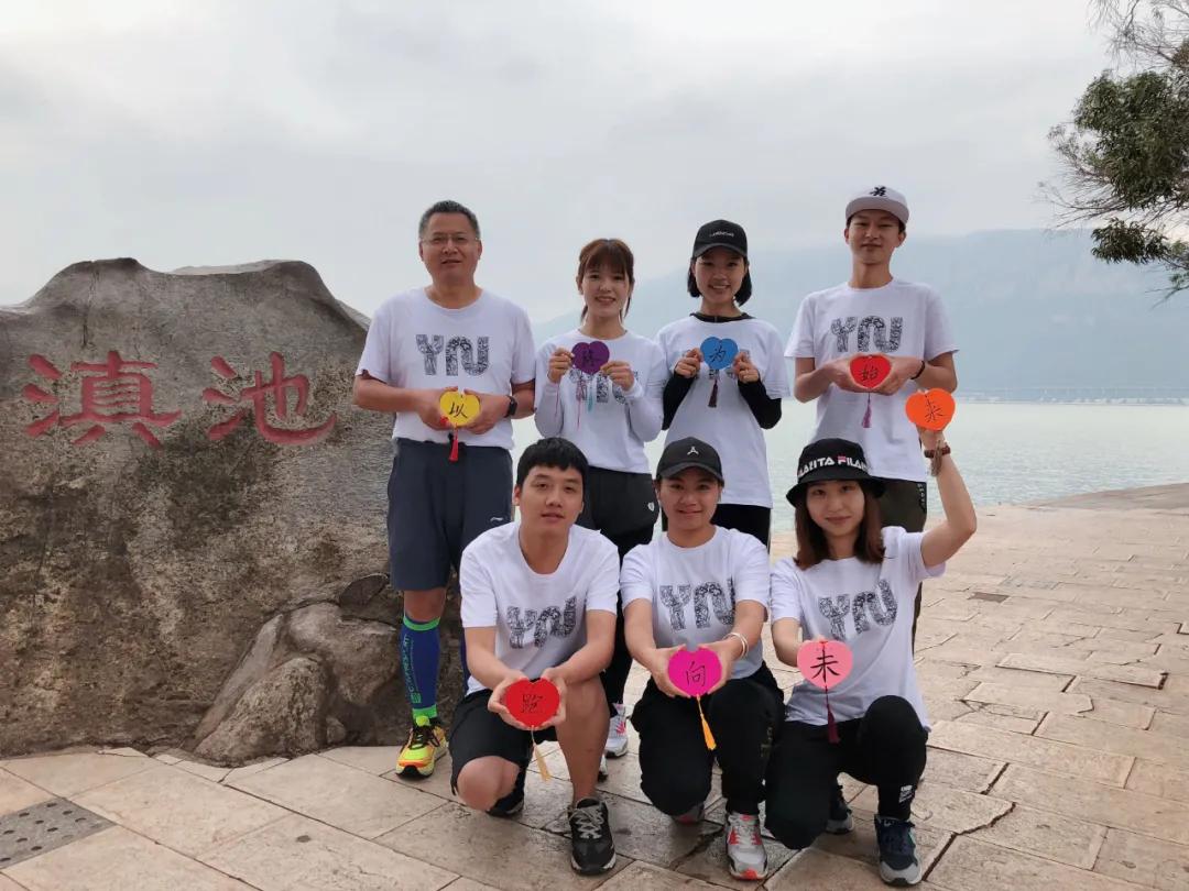 56岁老人跑步10年战胜癌症,他靠跑步走出人生低谷