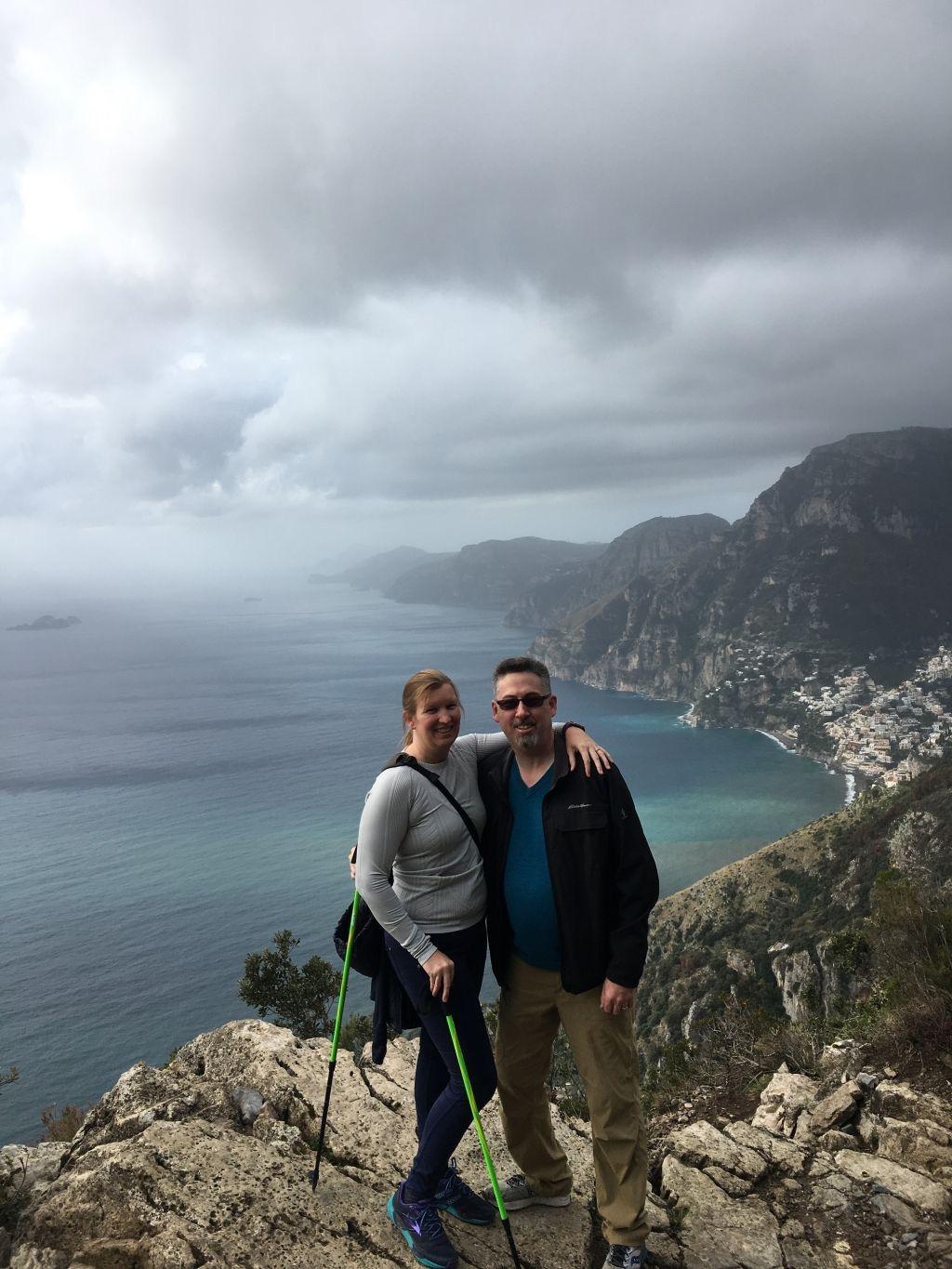 美国夫妇办45张信用卡，带4个娃看世界，用积分游22国，省下400万