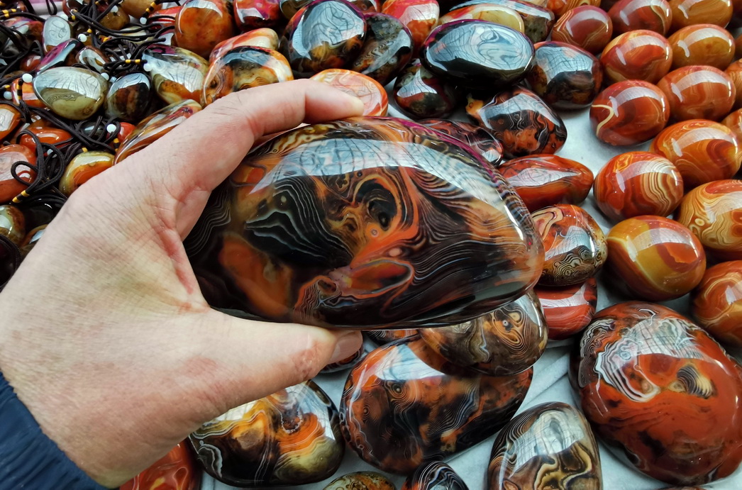 阜新缠丝玛瑙手串价格,阜新天然玛瑙红色磨砂缠丝散珠