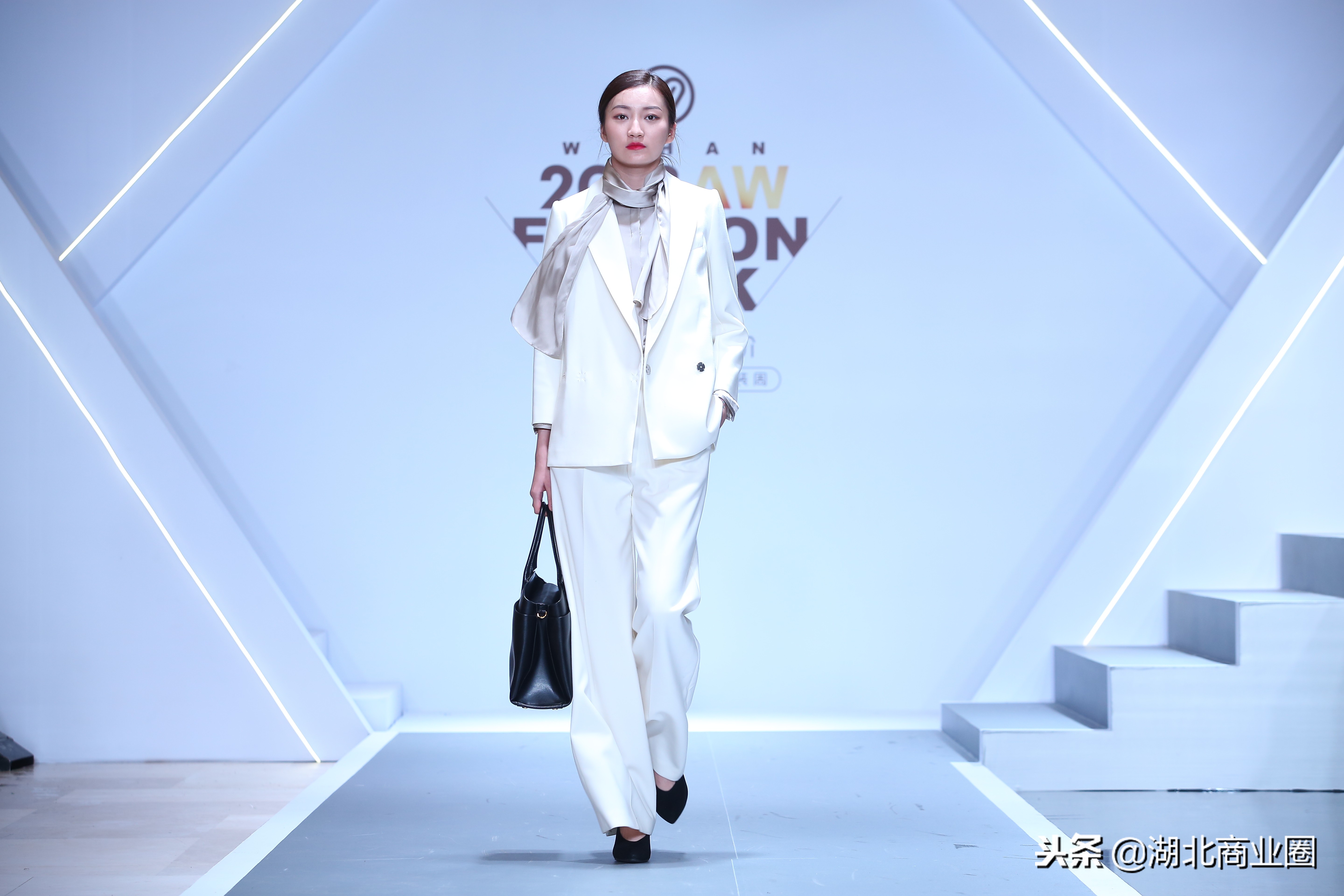 2015武汉国际时装周完美收官,武汉时装周闭幕传统服饰