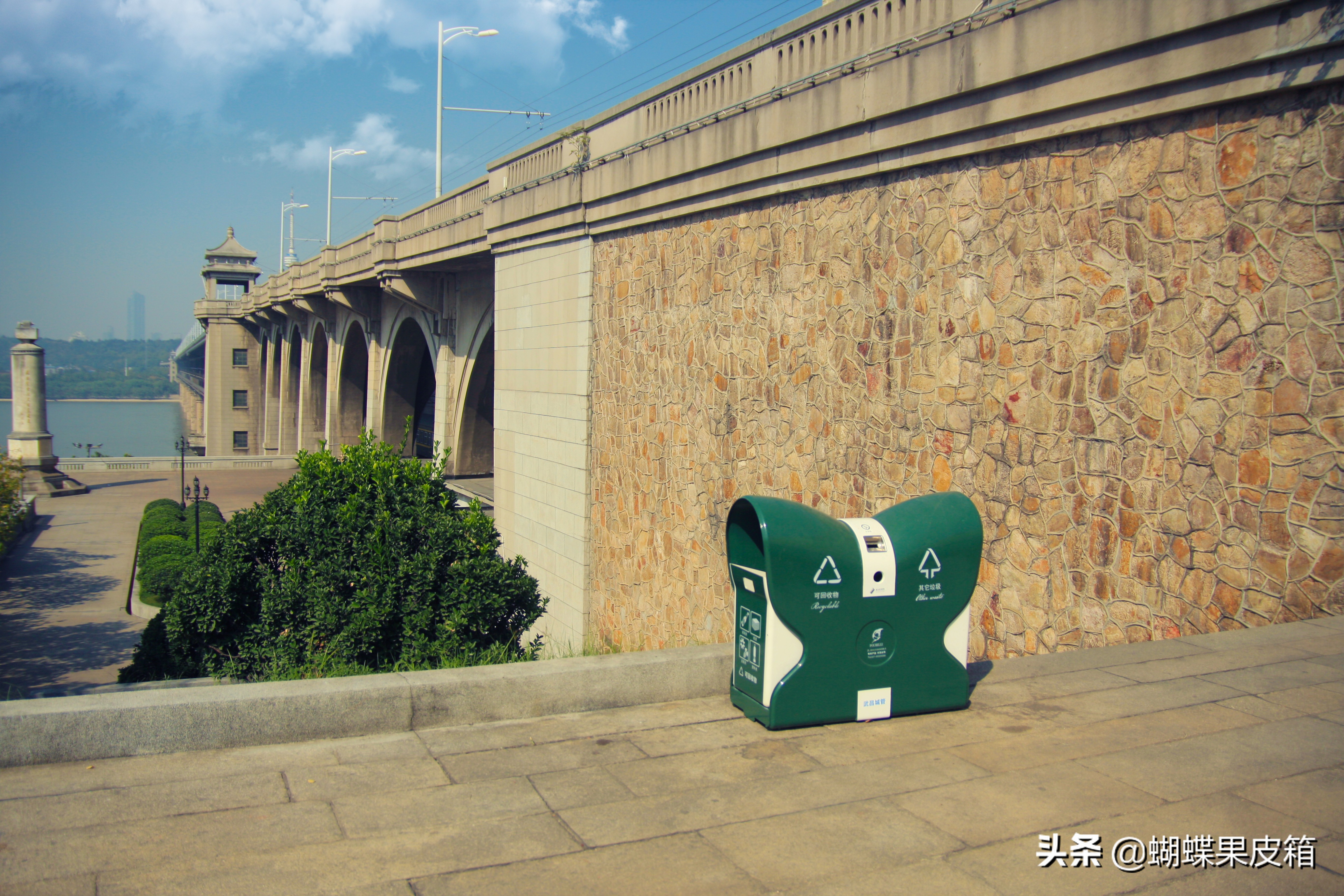 道路果皮箱摆放标准,户外路边果皮箱