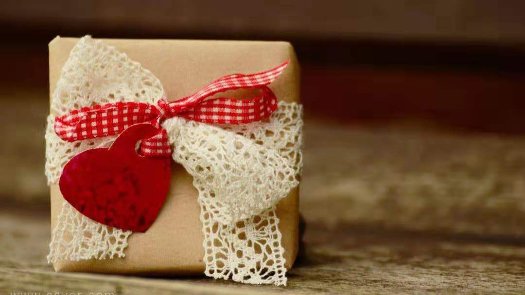 收到礼物是假货该不该明说,收到的礼物是假的要不要明说