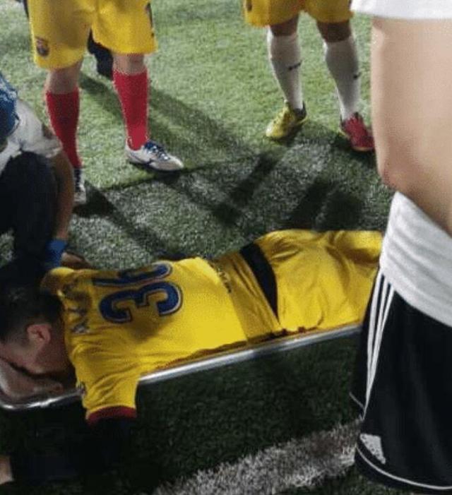 业余足球断腿事件,国内业余比赛被踢断腰