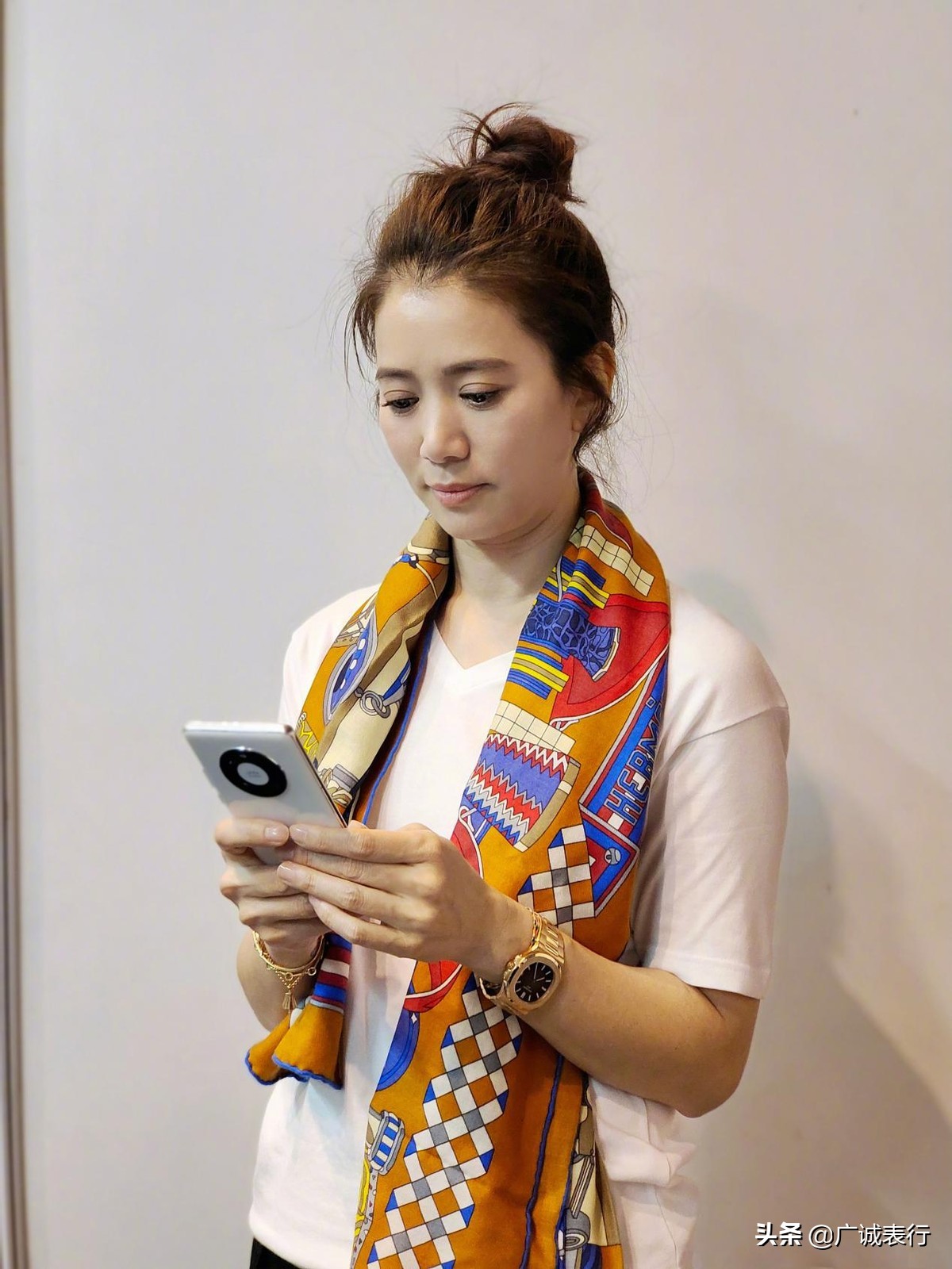 香港女星袁咏仪视频,袁咏仪时尚芭莎佩戴的手机表