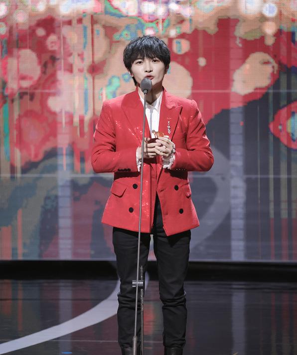 全球中文音乐榜上榜第二现场周深,周深cctv15中文音乐榜上榜