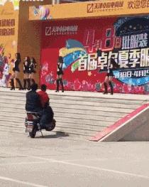 搞笑gif开心一刻可爱的妹子,搞笑gif开心一刻这才是真正的赢家