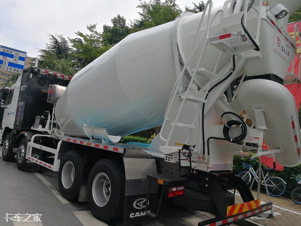 新款华菱轻量化8x4搅拌车,8分钟换电池汽车