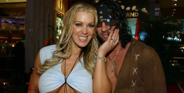 WWE暗关系真多，HHH劈腿公主，前女友给踹了