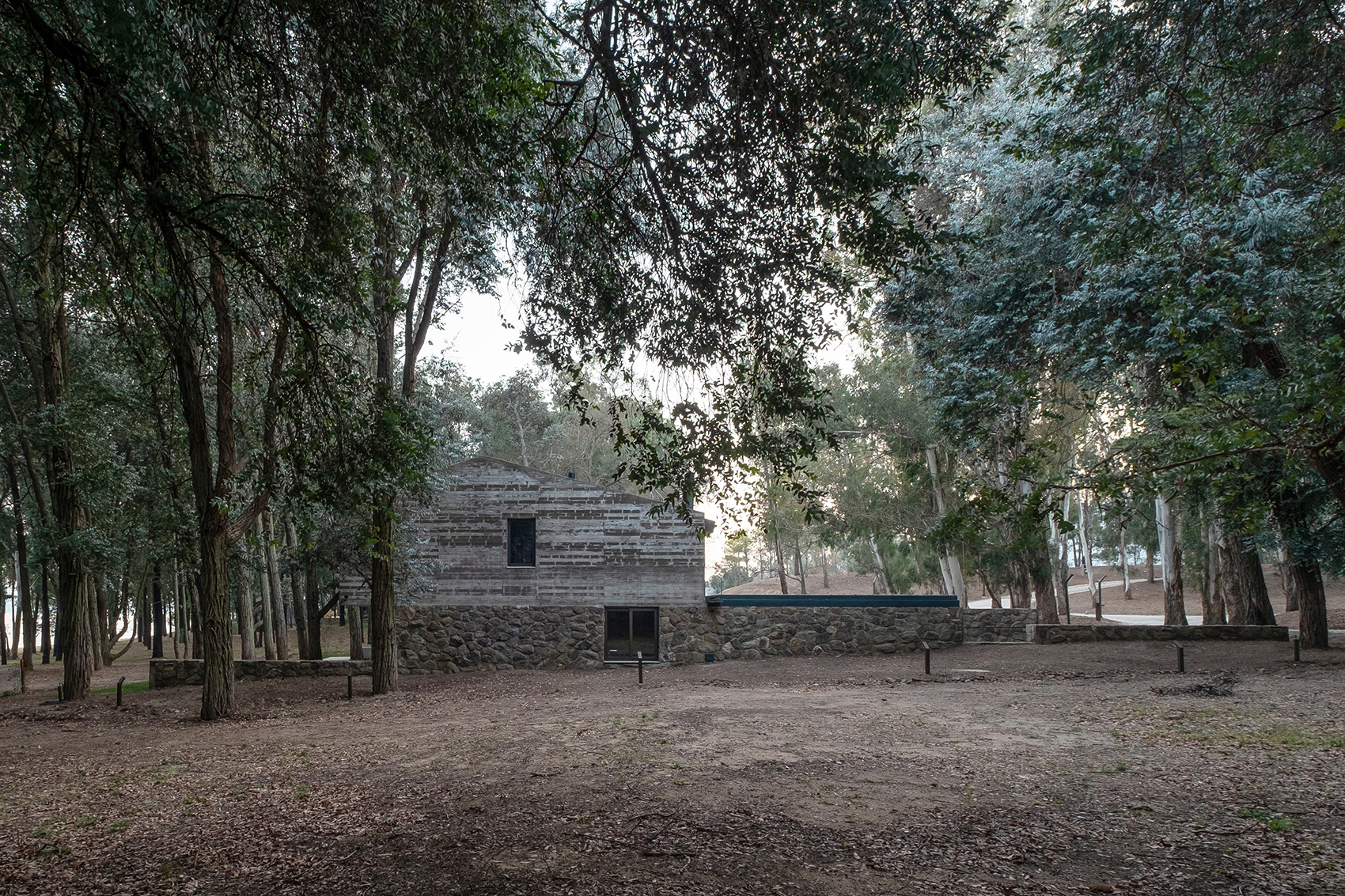 顺应场地高差，面向湖景：这个住宅看起来旧旧的，内部却光影斑驳