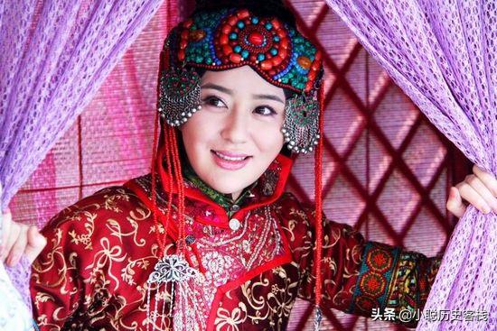 她本是敌国太后，怀着孩子改嫁皇太极，荣封贵妃，位分比孝庄还高