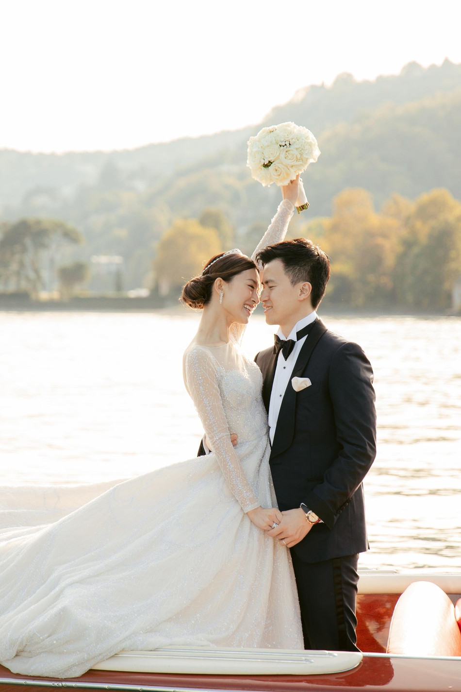 文咏珊结婚礼服,文咏珊身披抹胸鱼尾婚纱