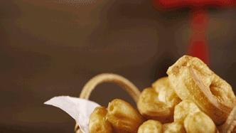 金灿灿的油条,金灿灿的油条一口一个爽爆了