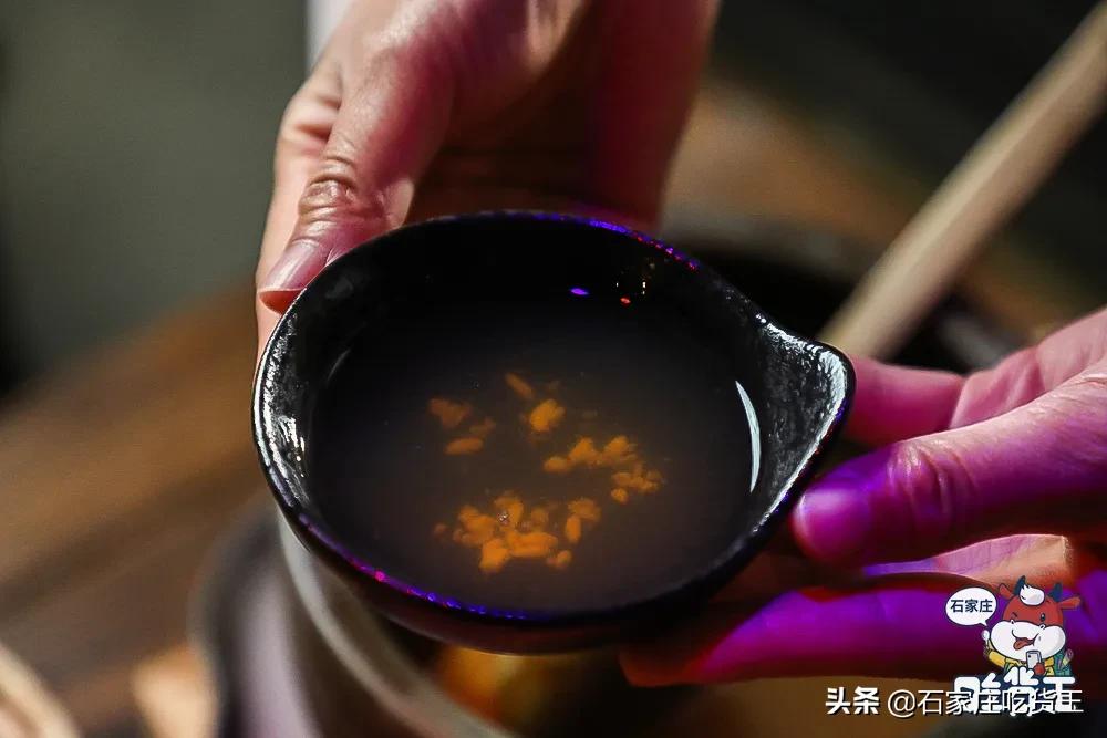 成都贰麻酒馆点啥酒,成都爆火的贰麻酒馆携手泸州老窖