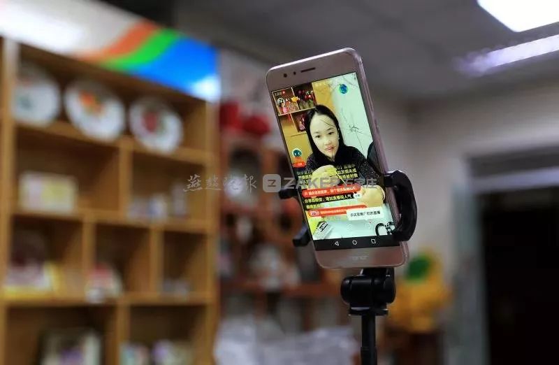 一地鸡毛事件完全视频,一地羽毛