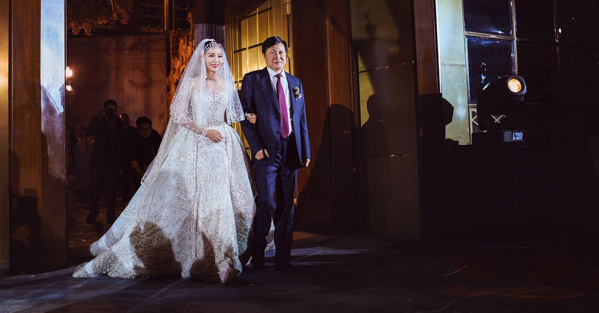 王思聪送酒神的劳斯莱斯是哪款,酒神王思聪婚礼送劳斯莱斯
