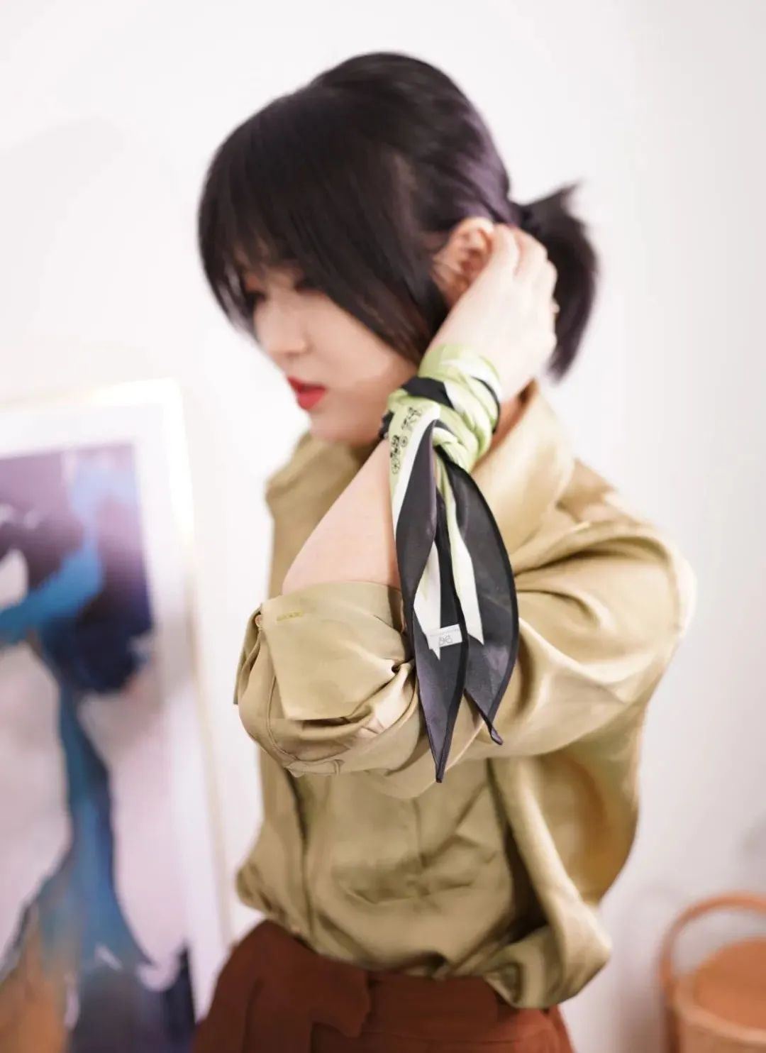 桑蚕丝丝巾春季怎样搭配衣服,春季长丝巾的系法简单又漂亮