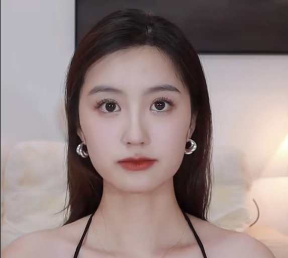 方脸女生如何打扮显脸小,短方脸女生合适什么风格