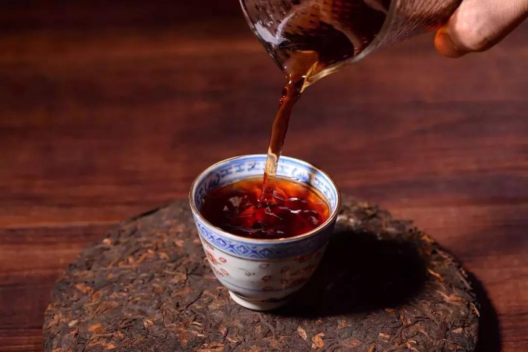 普洱茶内飞的由来,普洱茶内飞都是压住的吗