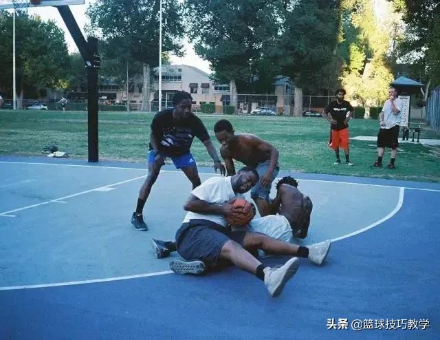 篮球比赛发生上千人打群架,最近篮球比赛打架事件