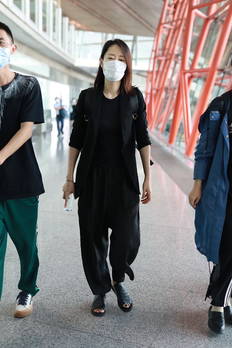 刘敏涛垫肩西装配缎面吊带,刘敏涛穿西装惊艳