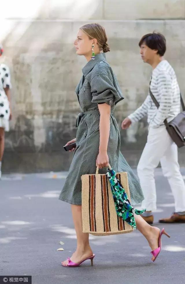 90后都不戴丝巾？谁说的！这种即优雅又酷的单品早就红透时尚圈了