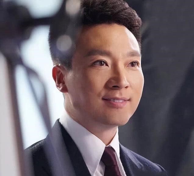 康辉20年前旧照曝光！中分烫发好时尚，浓眉大眼更不输当红男星