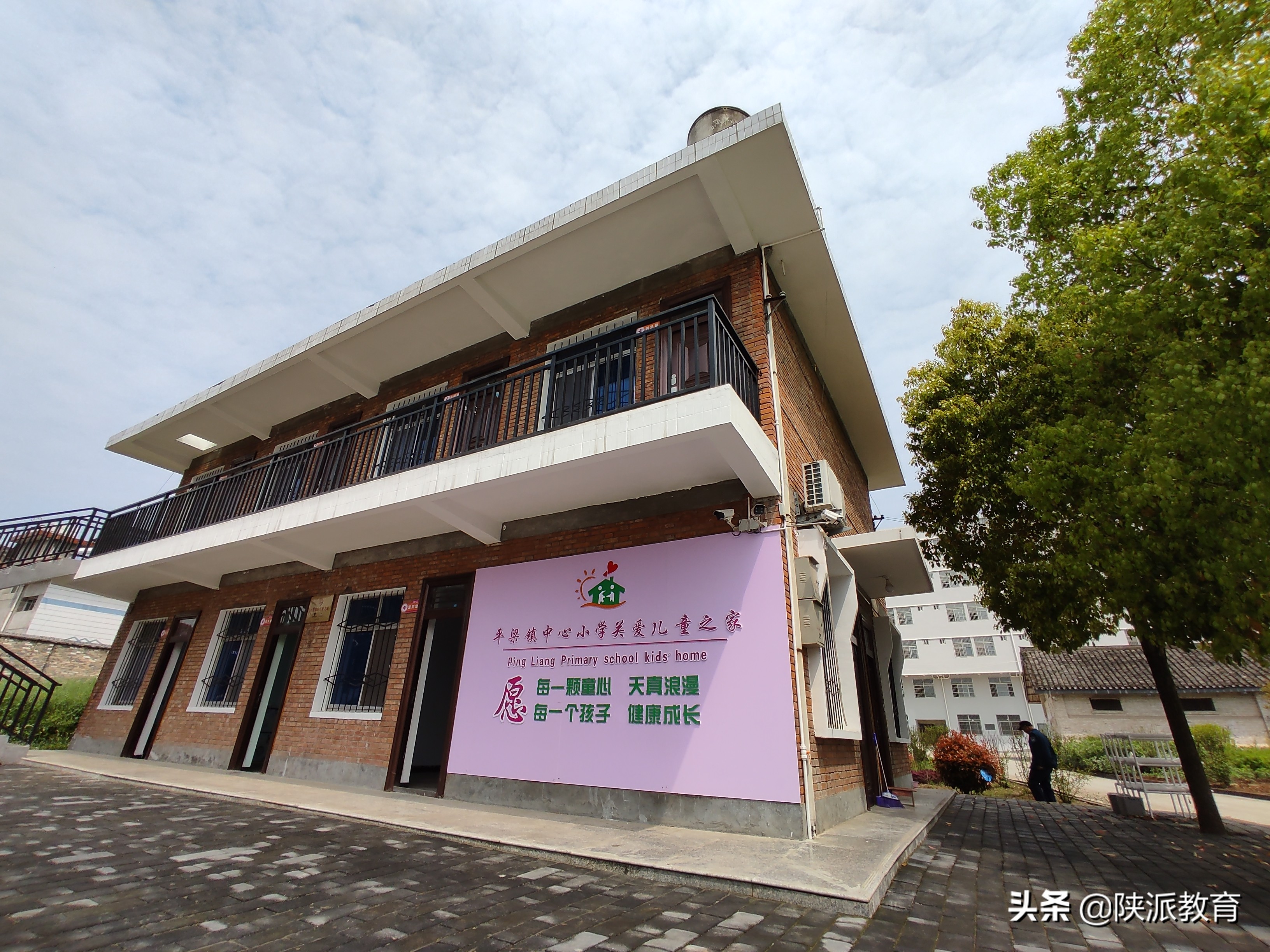 校园盛开文明花黑板报,学校德育工作迈上新台阶