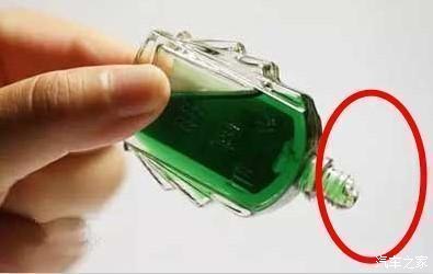 清除汽车玻璃年检贴胶,怎样快速清理车玻璃上的年检贴