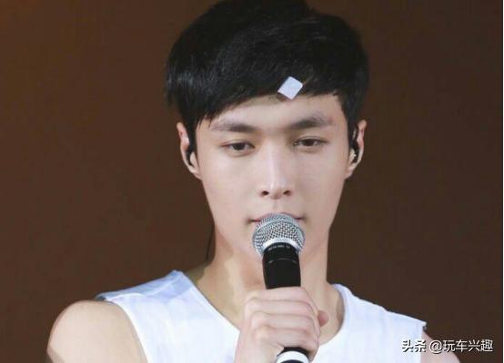 张艺兴再次登顶综艺,张艺兴登顶热搜第一