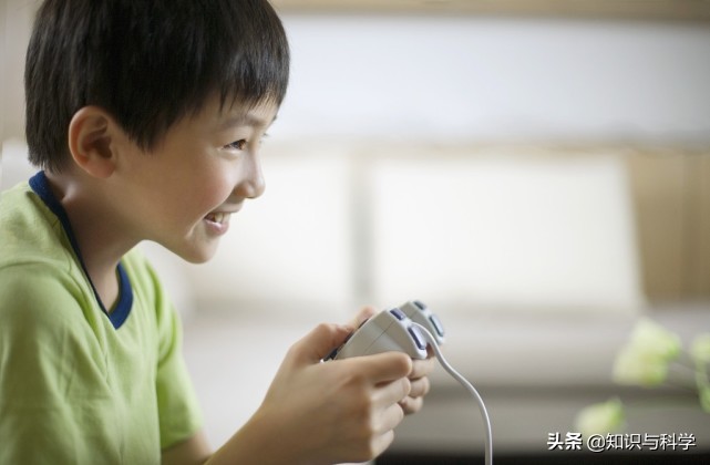 初中生玩网络游戏有什么影响,小学生过度玩网络游戏的害处
