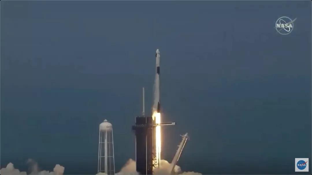 马斯克火箭spacex第一次告捷视频,马斯克spacex火箭发射告捷回收