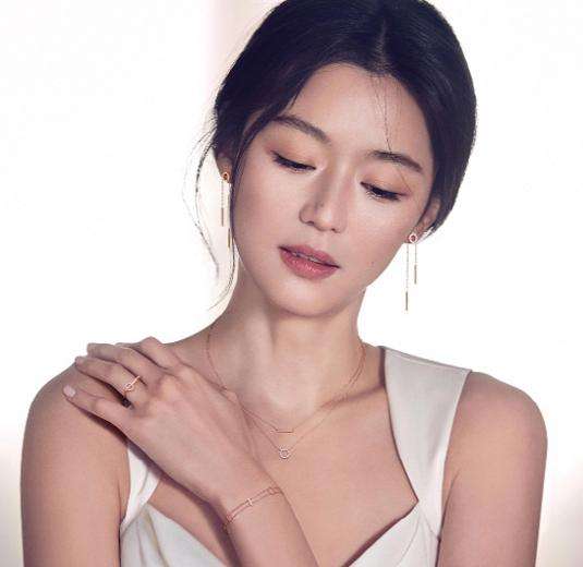 脸上有痣的女人会有什么特征,脸上有痣的女人天生就是大美人