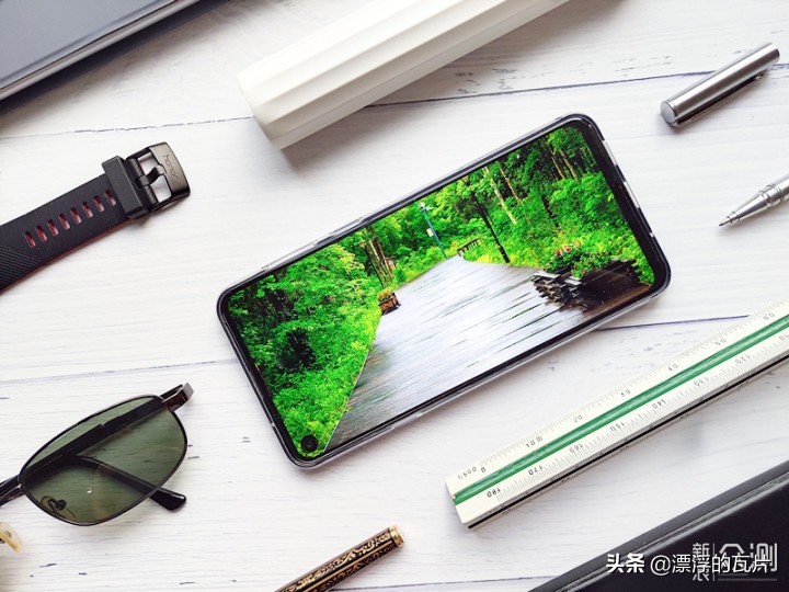 三星galaxya8s,三星galaxya8s评测