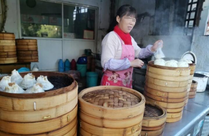 镇江这家路边包子铺，环境破烂却生意火爆，一个人最多能买10个