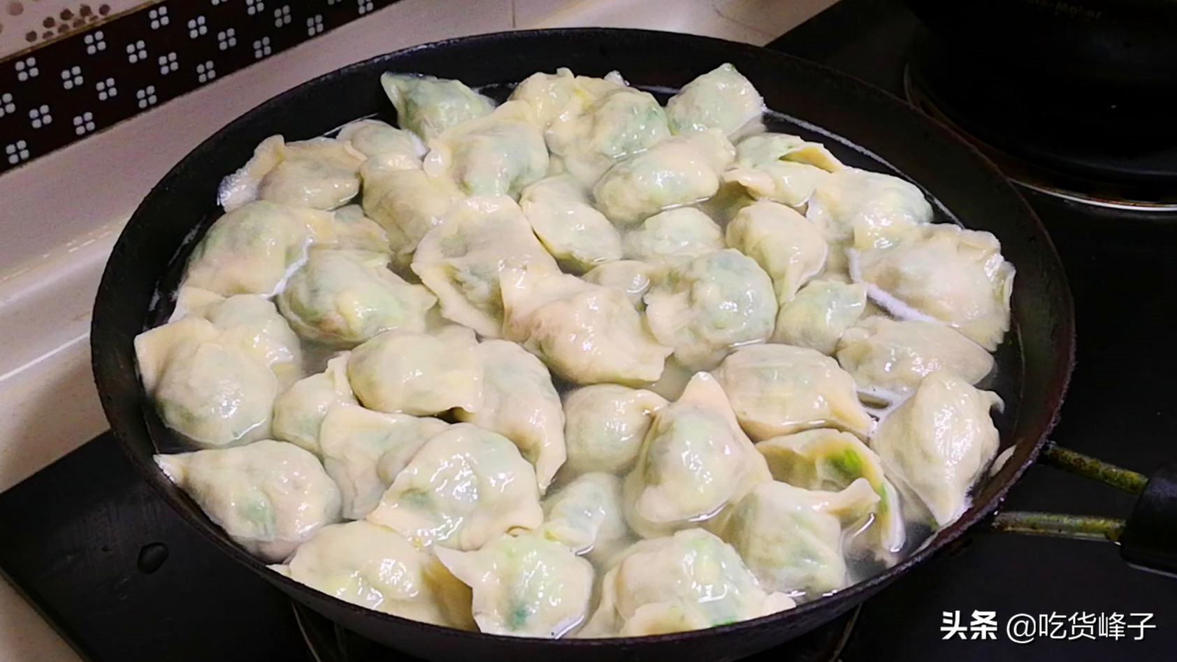 刚包好的饺子怎么放冰箱不粘连,冷冻饺子怎么放才粘不住