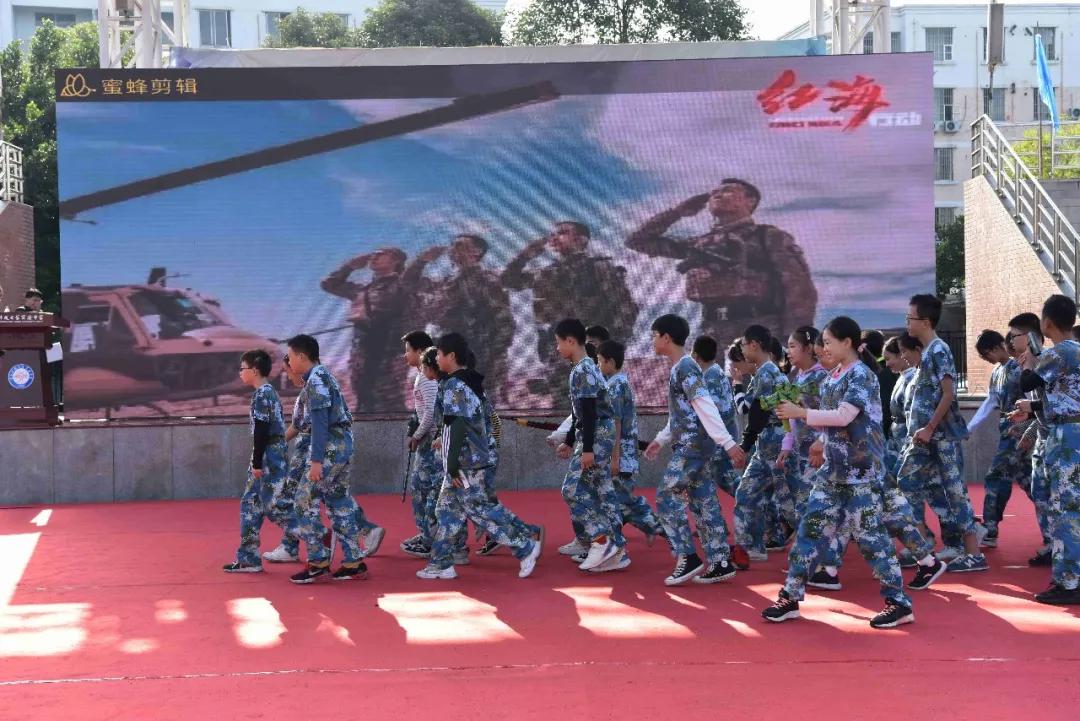 机器人在技能大赛上尬舞,机器人魔性斗舞