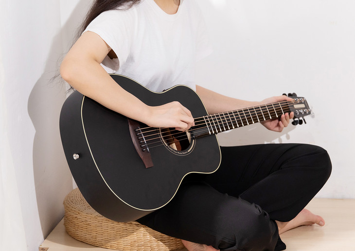 我用这把吉他，圆了青*梦春**