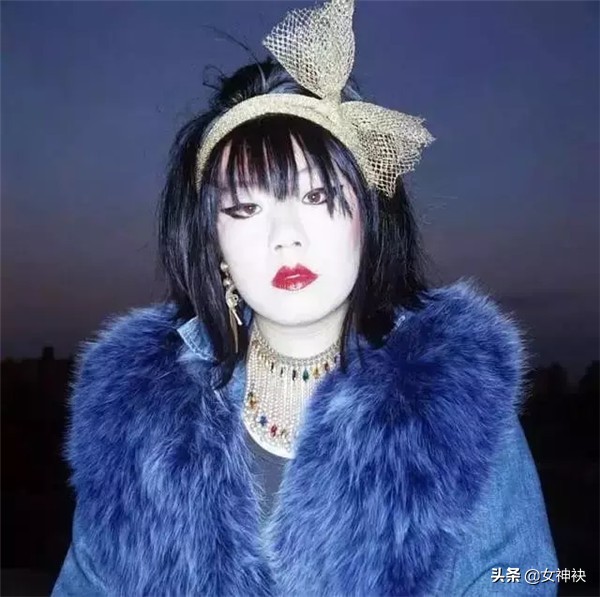 营造魅惑和妖娆的时尚女王，第一位世界顶尖华裔设计师安娜苏