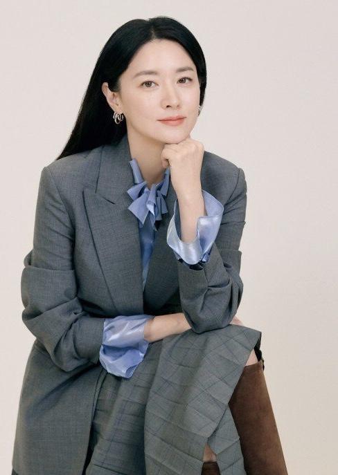 李英爱穿复古长裙优雅,49岁李英爱近期照片穿开衫毛衣