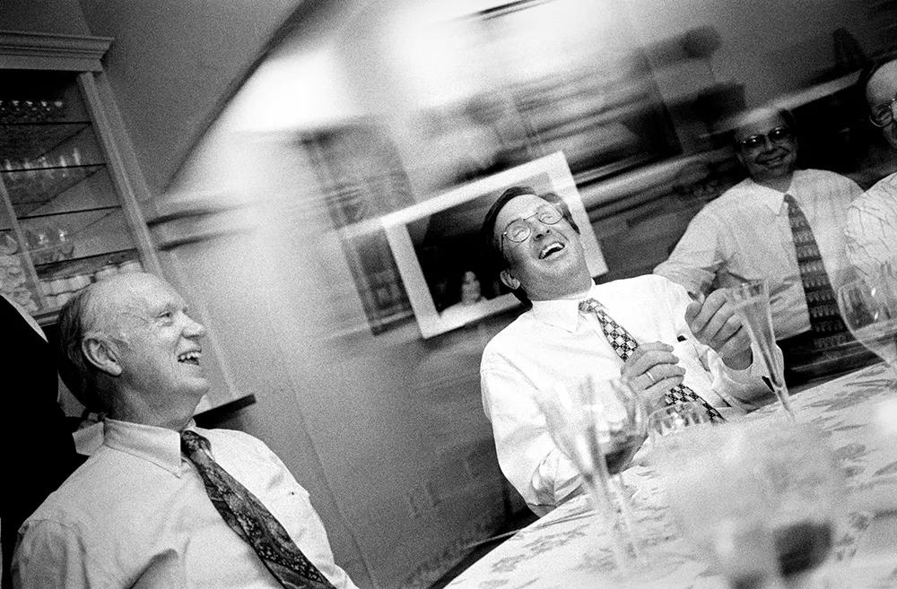 新书 | 首次曝光！“*底卧**”15年拍下250000张照片，他只选了这100张