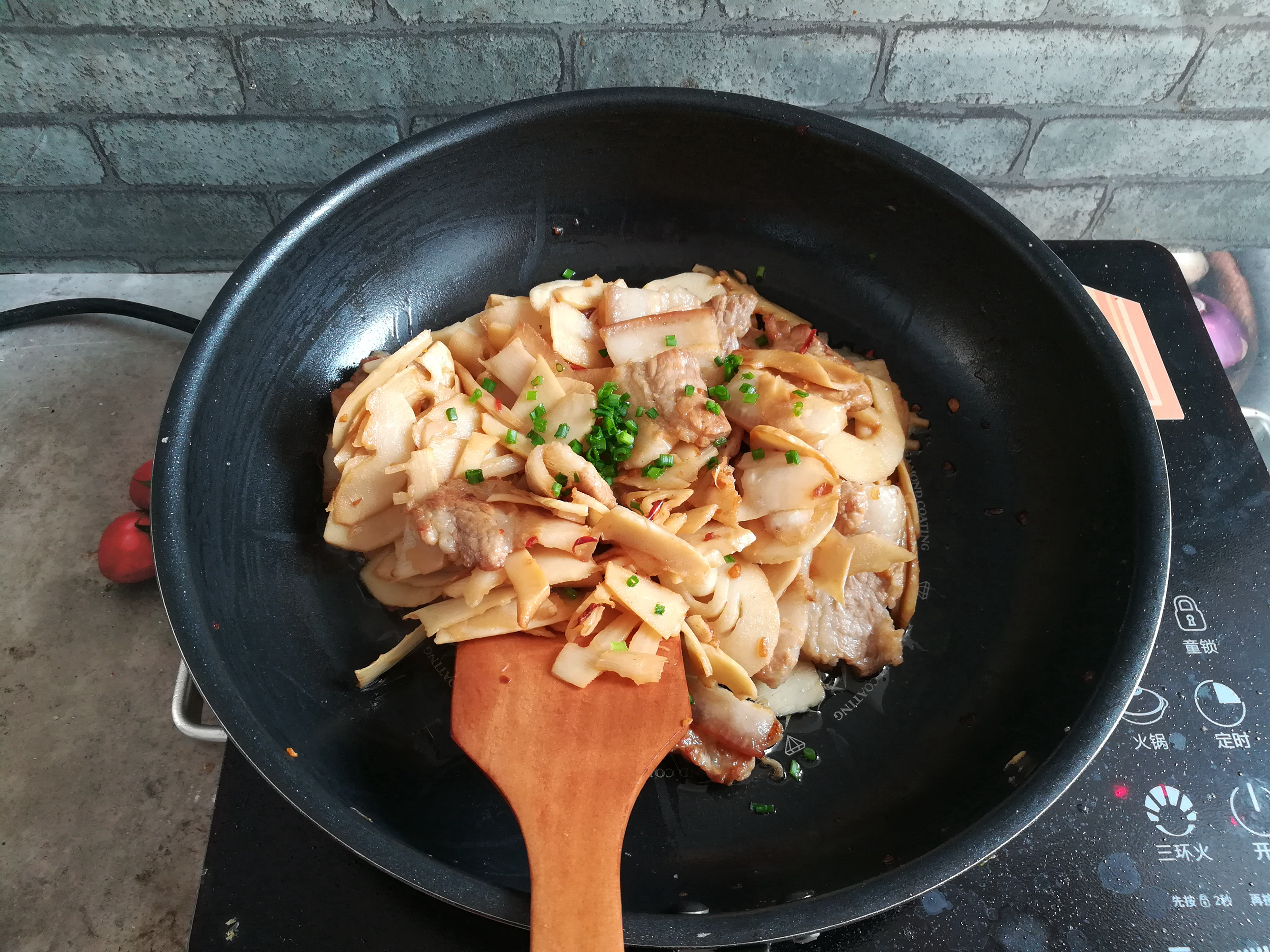 竹笋焖五花肉的做法大全窍门视频,五花肉鱿鱼大葱焖竹笋的做法