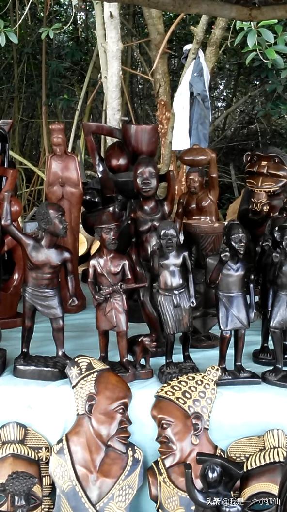 在安哥拉看到黑人在葫芦上做的画，有中国河姆渡风格，买下来了