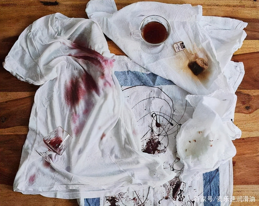 衣服上有油渍怎么洗才干净快速,怎样去除衣服上的机油油渍