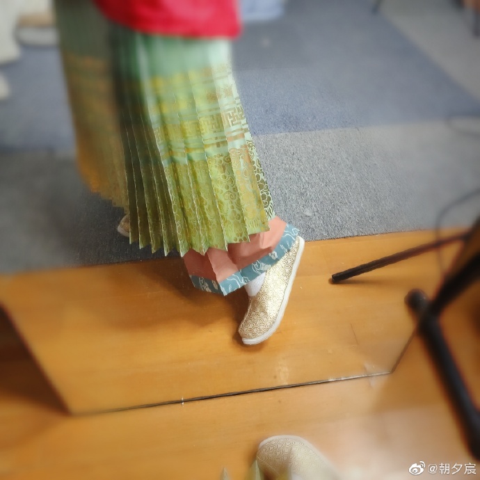 日影中玲珑剔透：从《*瓶金**梅》里潘金莲的膝裤，探析晚明世风变化