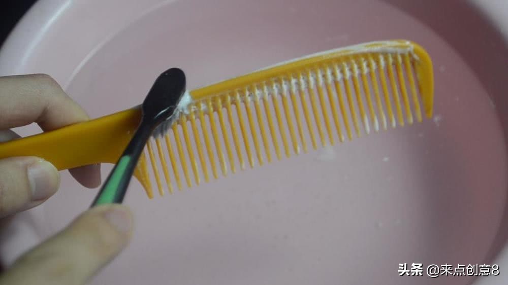 梳子上挤牙膏有什么用途,牙膏在梳子上的功能与功效