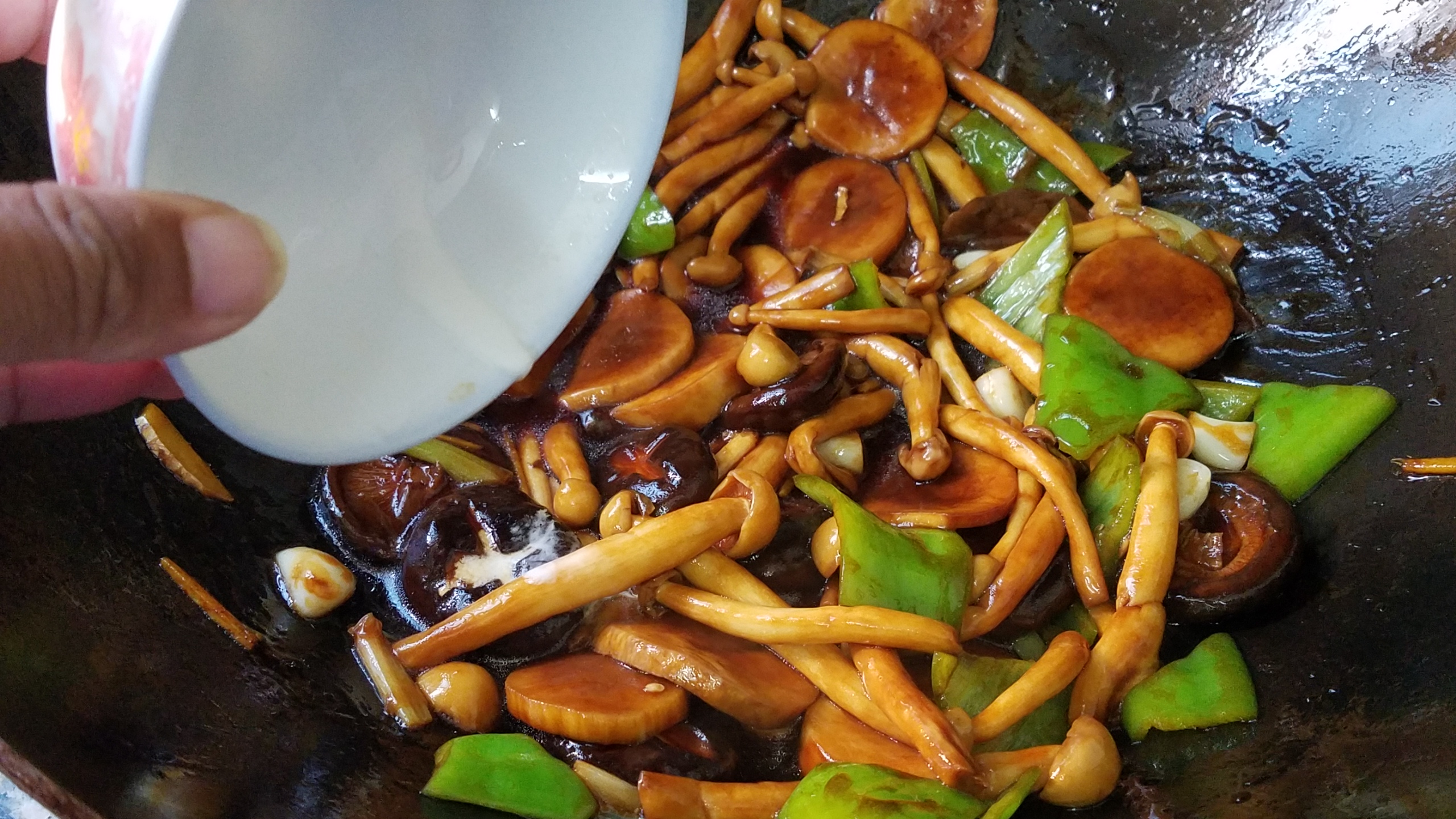 炒香菇炖鸡家常做法,炒香菇家常做法要不要焯水