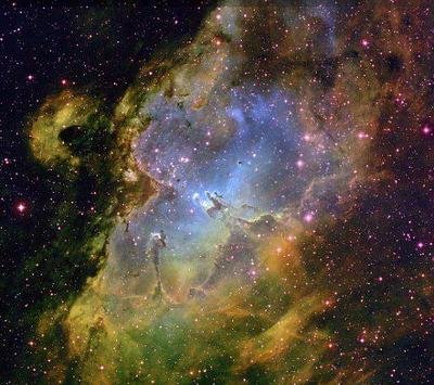 赫然伫立着鼎鼎有名的星云，虽然我们看到的只是7000年前景象