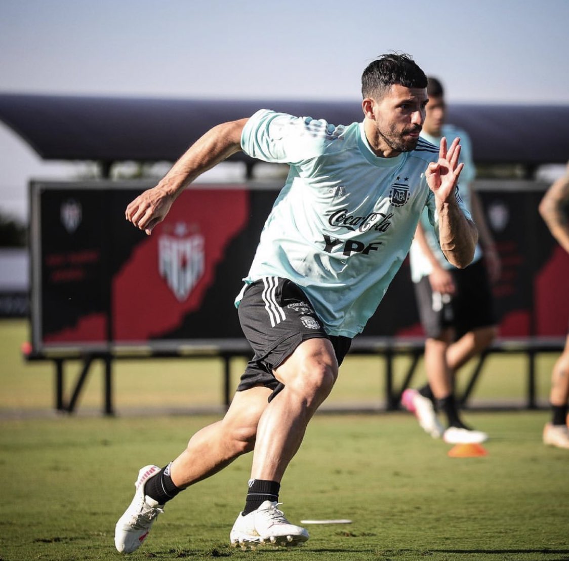 巴萨为何执意跟登贝莱续约,巴萨能够放弃登贝莱吗