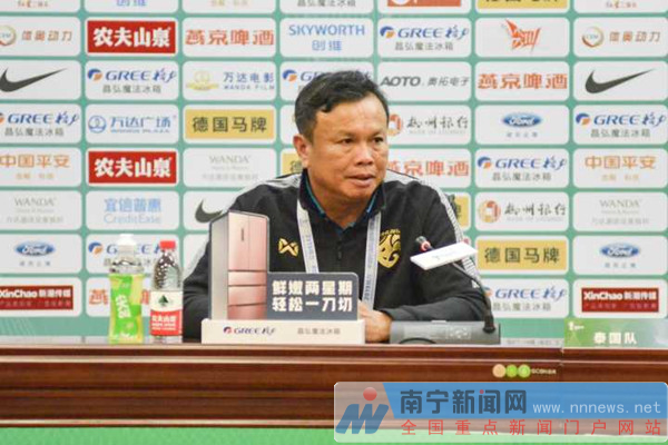 乌拉圭主帅拄拐杖庆祝,乌拉圭主教练颜值